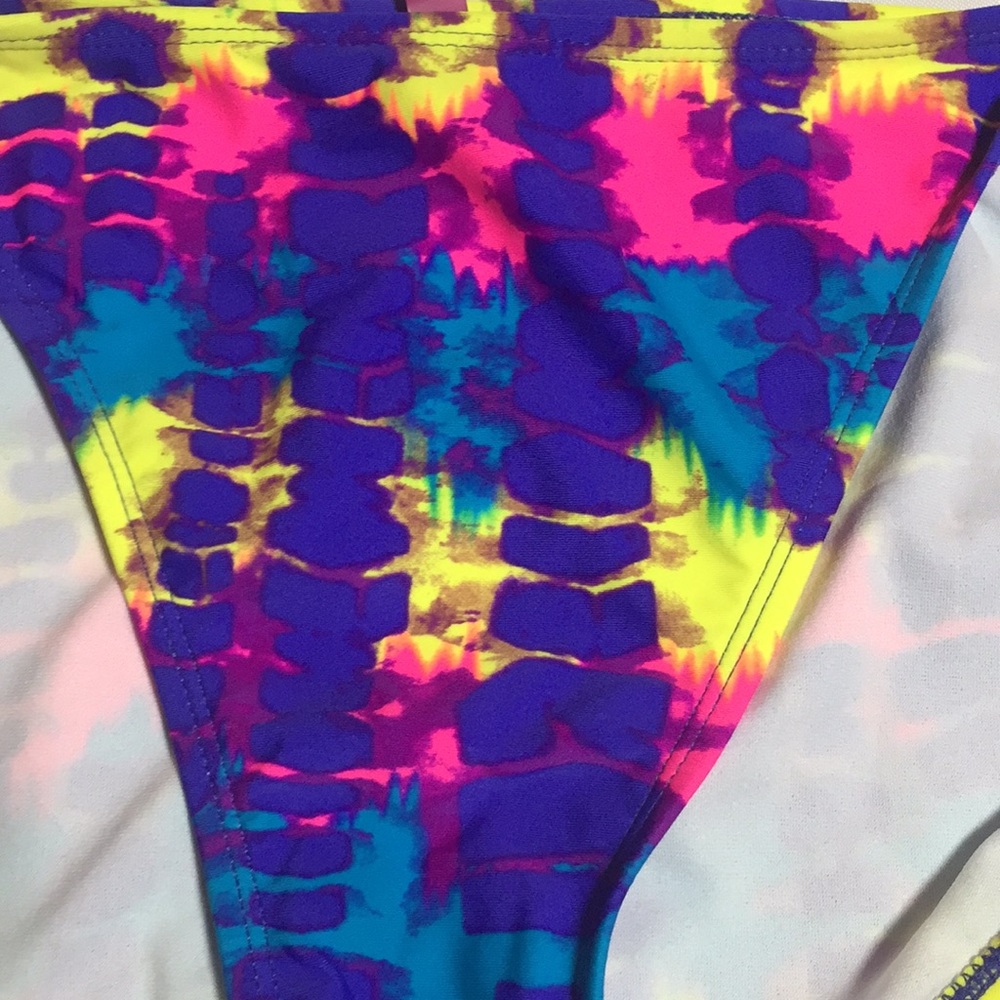 Bikini - Picture 2 of 4